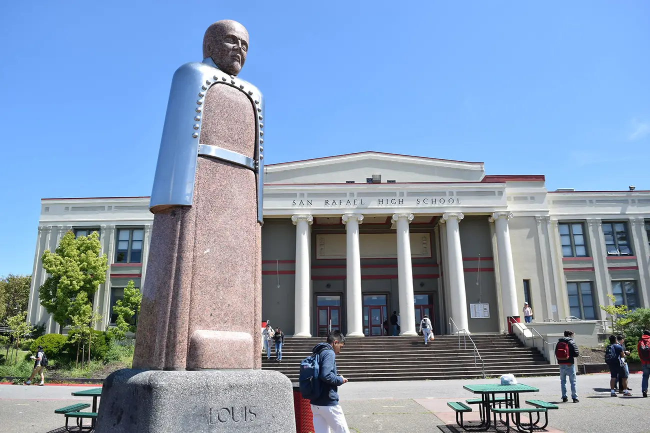 Статуя Луи Пастера у школы San Rafael High School, связанная с историей 420